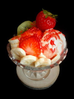 A picture of Ice-cream Sundae.