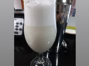 Una foto de cocteles con leche de coco
