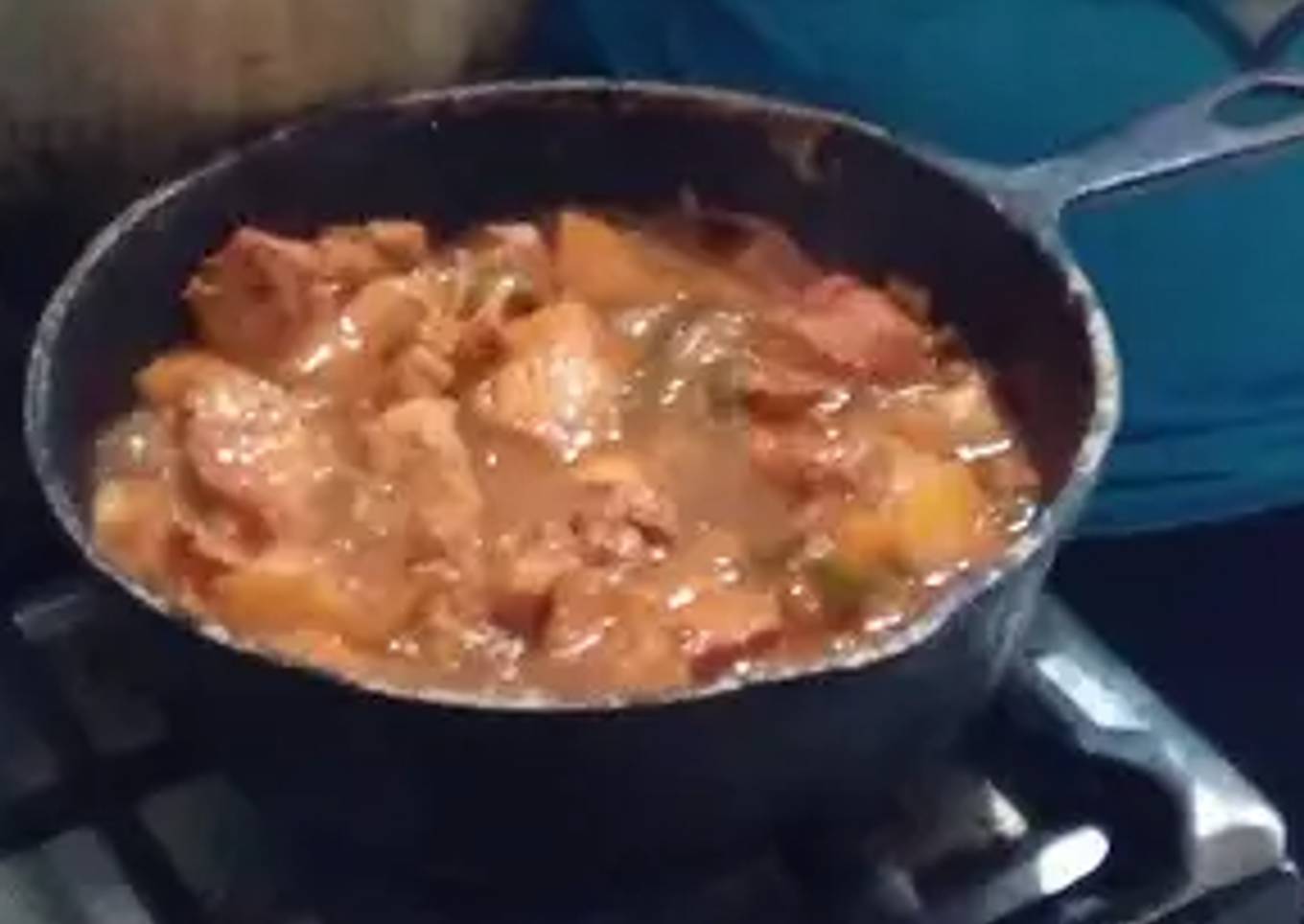 Pollo guisado con papas y ají