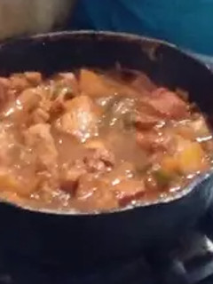 Una foto de Pollo guisado con papas y ají