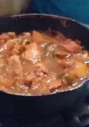 Una foto de Pollo guisado con papas y ají