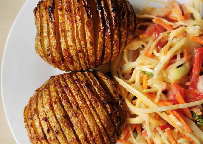 Hasselback-Kartoffeln und bunter Krautsalat