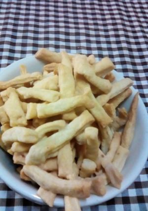 Una foto de Palitos fritos sabor ajo 🧄└⁠|⁠∵⁠|⁠┐