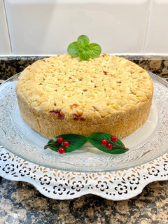 Una foto de Pastel de crema y mermelada de cerezas