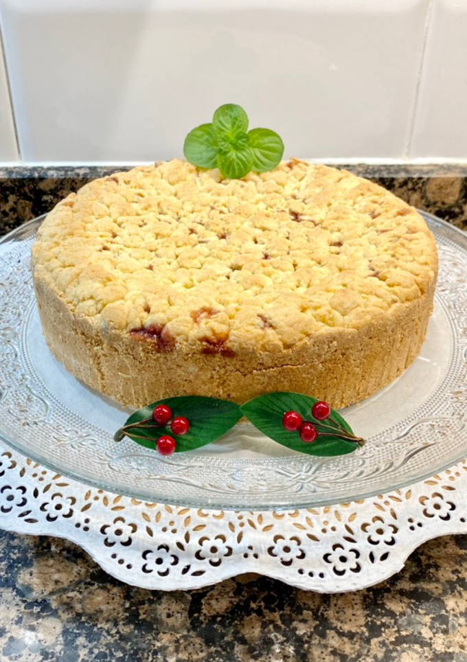 Una foto de Pastel de crema y mermelada de cerezas