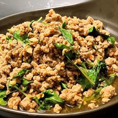 A picture of Thai Stir fry beef with basil leaves. กระเพราเนื้อสับ.