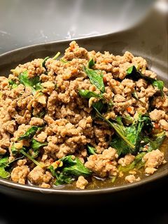 A picture of Thai Stir fry beef with basil leaves. กระเพราเนื้อสับ.