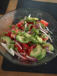 Una foto de Ensalada de tomate, palta y cebolla ("guacamole en ensalada")