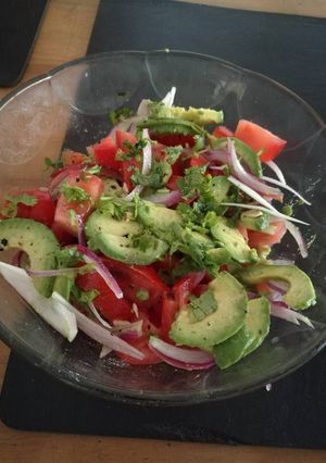Una foto de Ensalada de tomate, palta y cebolla ("guacamole en ensalada")