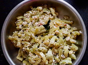 A picture of Podalangai Poriyal (snake gourd curry).