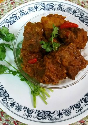 A picture of Dimer dhoka / steamed egg cake curry.