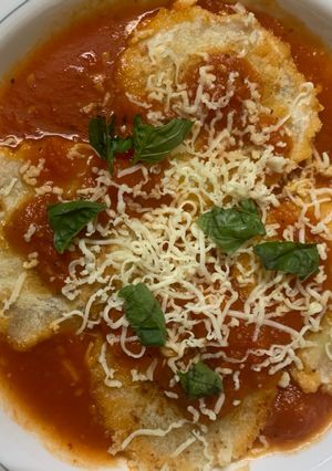 ચીઝ બ્રેડ રેવયોલી વીથ મેરીનારા સોસ (Cheese Bread Ravioli with Marinara Sauce Recipe In Gujarati) રેસીપી મુખ્ય ફોટો