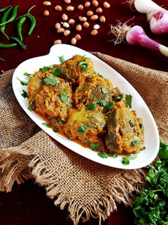 ભરેલાં રીંગણનું શાક (Bharwa baingan sabji recipe in Gujarati) રેસીપી મુખ્ય ફોટો