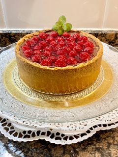 Una foto de Tarta de requesón con chocolate y frambuesas