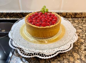 Una foto de Tarta de requesón con chocolate y frambuesas