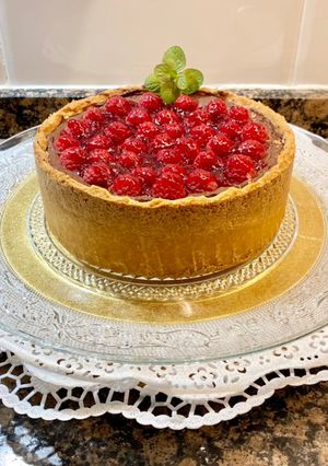 Una foto de Tarta de requesón con chocolate y frambuesas