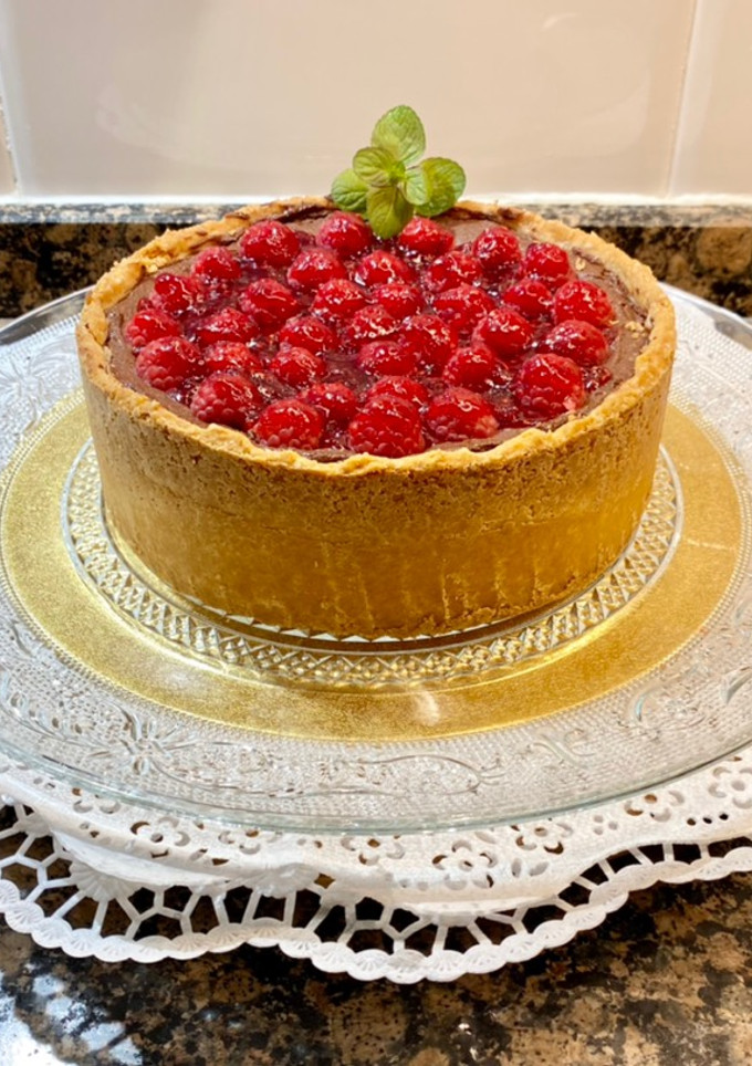 Una foto de Tarta de requesón con chocolate y frambuesas