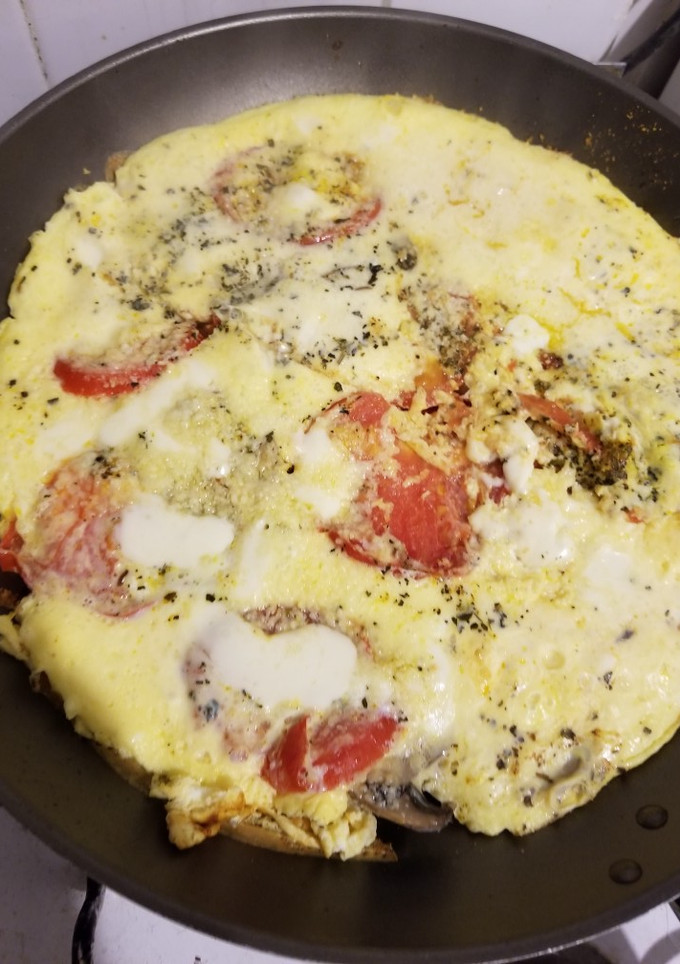 Una foto de Tortilla rápida de tomate, champiñones y cebolla