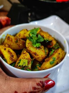 आलू के गुटके(aloo ke gutke recipe in hindi) रेसिपी मुख्य फोटो