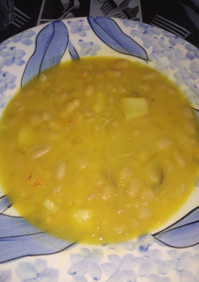 Una foto de Judías con almejas, potón y gambas peladas