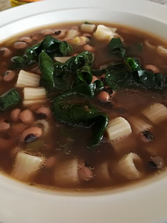 Una foto de Frijoles con pasta y acelgas