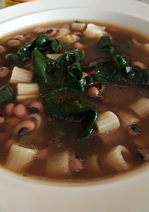 Una foto de Frijoles con pasta y acelgas