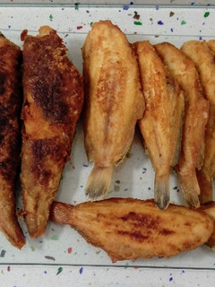 Una foto de Pescadito frito con ensalada de brotes