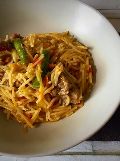 Una foto de Fideos con costilla y verduras