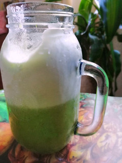 Una foto de Agua de piña y alfalfa 🍍🌿