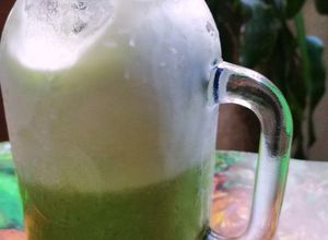 Una foto de Agua de piña y alfalfa 🍍🌿