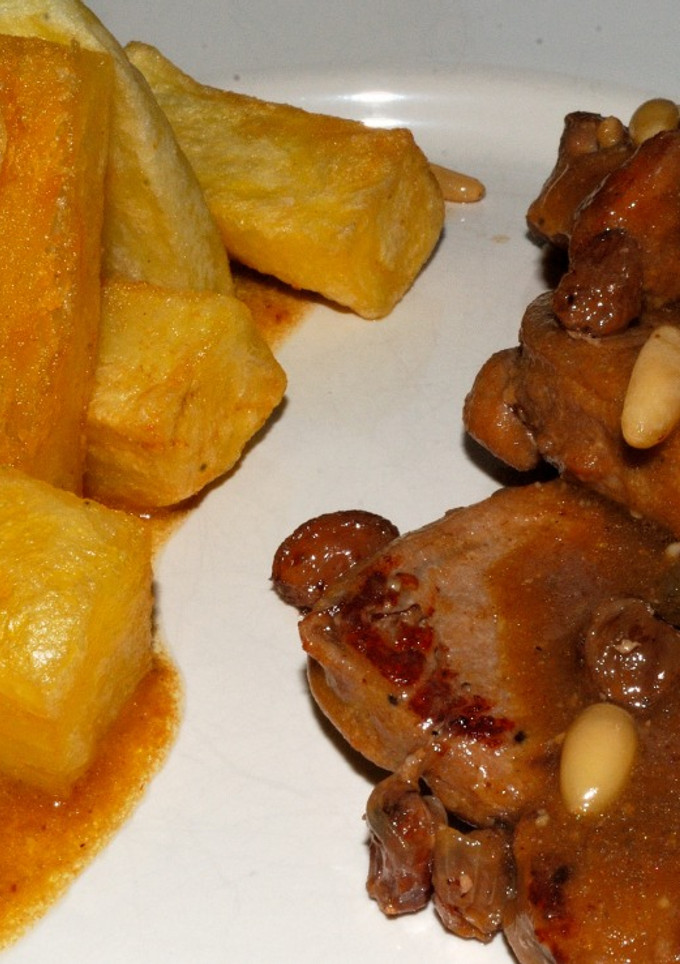 Una foto de Solomillo de Cerdo al Pedro Ximénez con piñones y cardamomo
