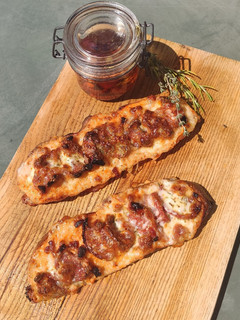 Une photo de Bruschetta tomates séchées et chorizo