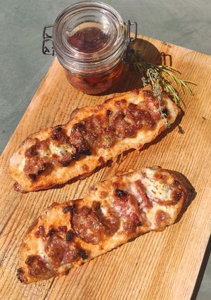 Une photo de Bruschetta tomates séchées et chorizo
