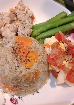 Hình của món Cơm quinoa thịt heo băm xào cà chua vơi măng tây.