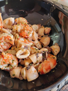 Una foto de Calamares con Gambas al Ajillo