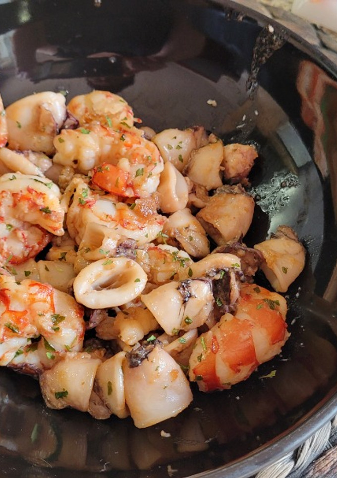 Una foto de Calamares con Gambas al Ajillo