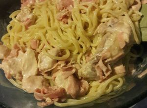 Una foto de Fideos con salsa de crema jamón y trocitos de pollo