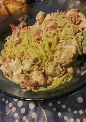 Una foto de Fideos con salsa de crema jamón y trocitos de pollo