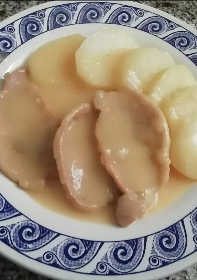 Una foto de Cinta de lomo en salsa de manzana