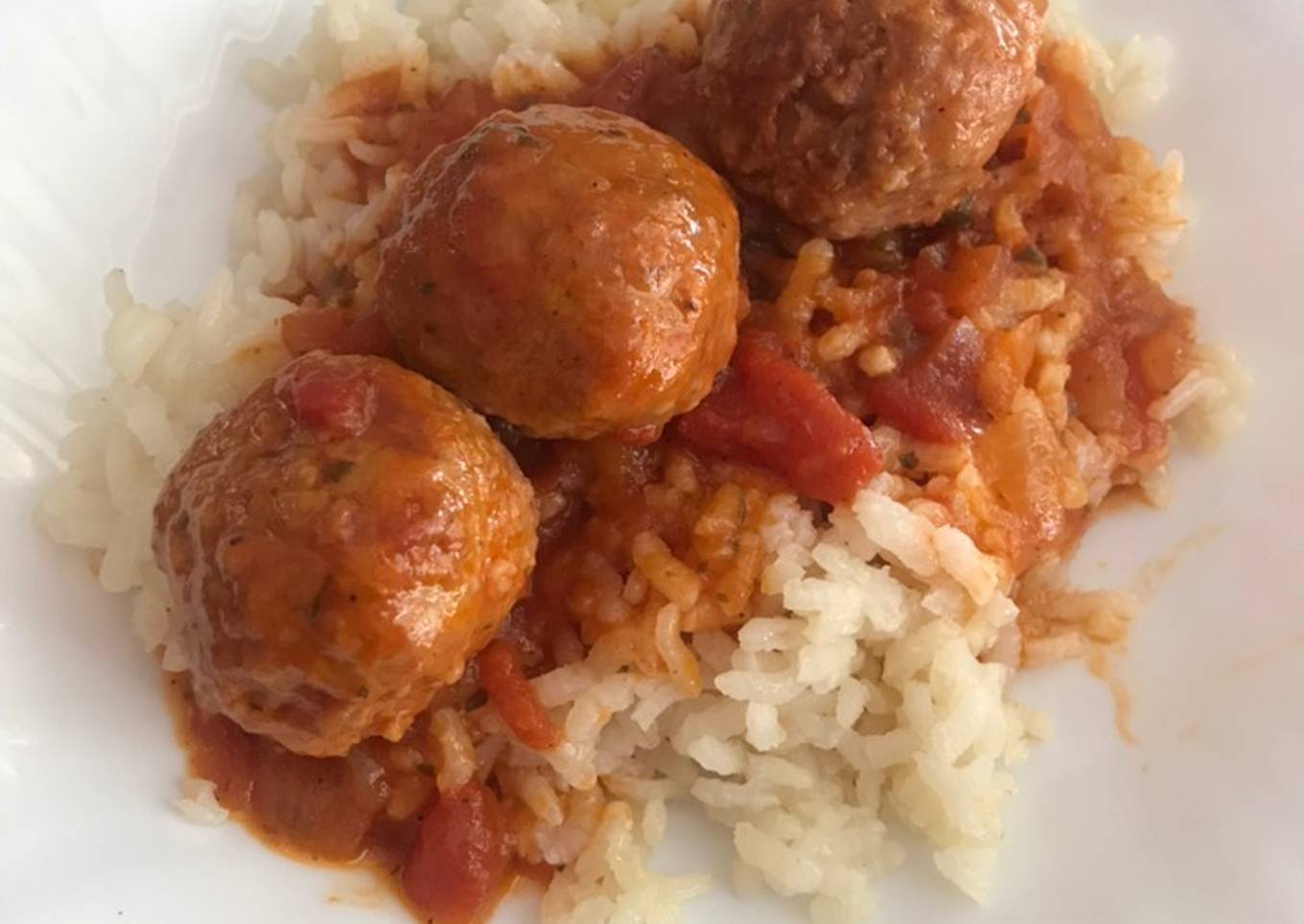 Albóndigas con salsa y Arroz blanco