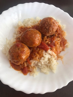 Una foto de Albóndigas con salsa y Arroz blanco