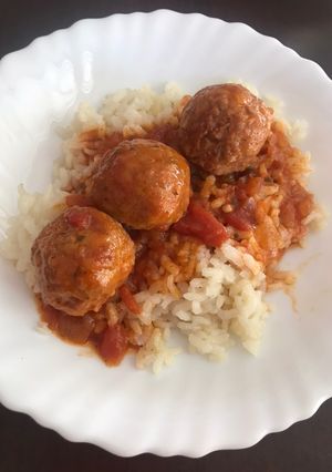 Foto principal de Albóndigas con salsa y Arroz blanco