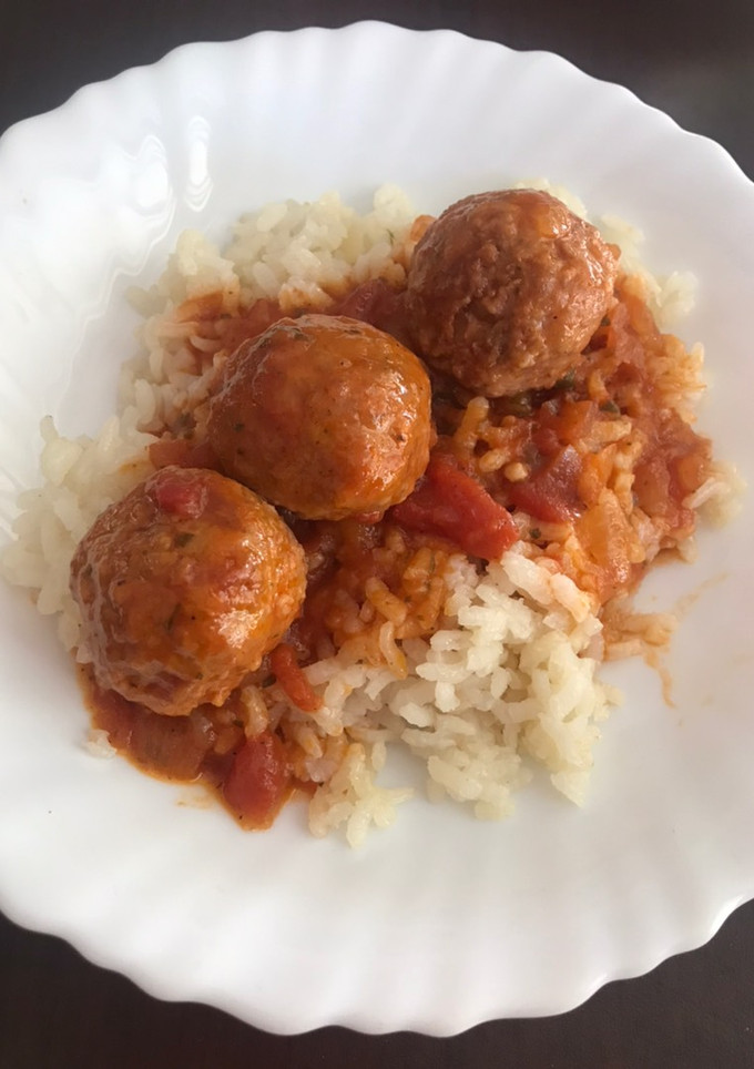 Una foto de Albóndigas con salsa y Arroz blanco