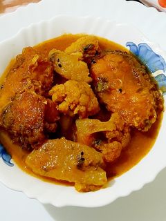 সব্জী দিয়ে রুই মাছের ঝোল (Sabji diye rui mach recipe in bengali) রেসিপির প্রধান ছবি