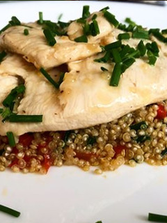 Una foto de Pollo Agridulce sobre cama de Quinoa