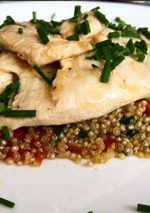 Una foto de Pollo Agridulce sobre cama de Quinoa