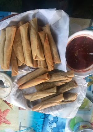 Una foto de Taquitos dorados de pollo