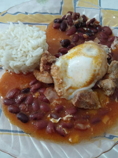 Foto de Feijoada com ovos escalfados