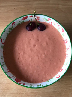Una foto de Salmorejo de cerezas