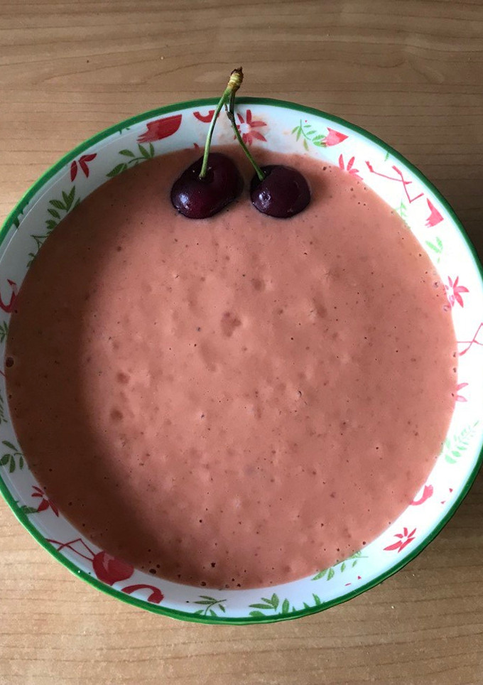 Una foto de Salmorejo de cerezas